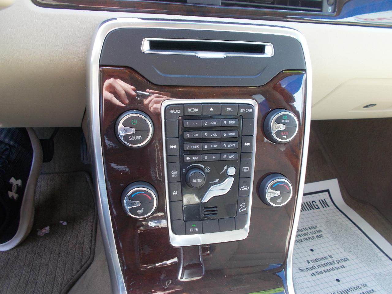 Volvo XC70 4dr Wgn 3.2L PZEV 2012