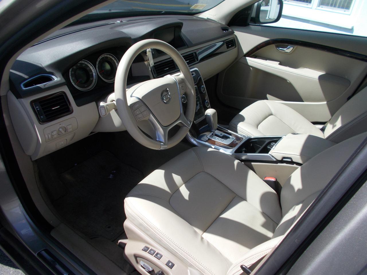 Volvo XC70 4dr Wgn 3.2L PZEV 2012