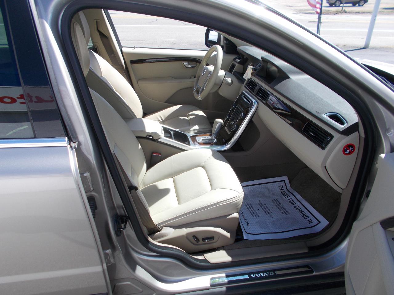 Volvo XC70 4dr Wgn 3.2L PZEV 2012