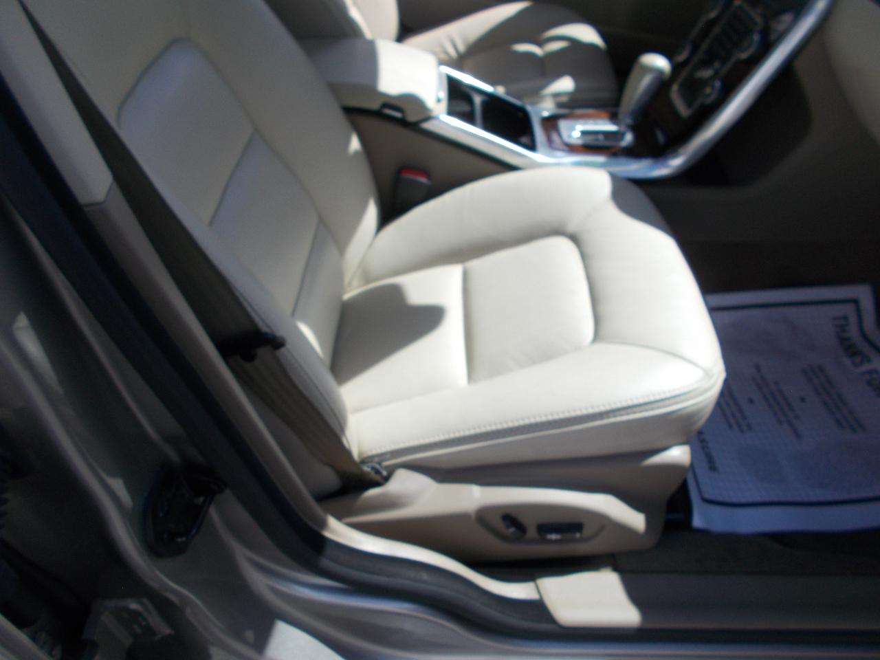 Volvo XC70 4dr Wgn 3.2L PZEV 2012