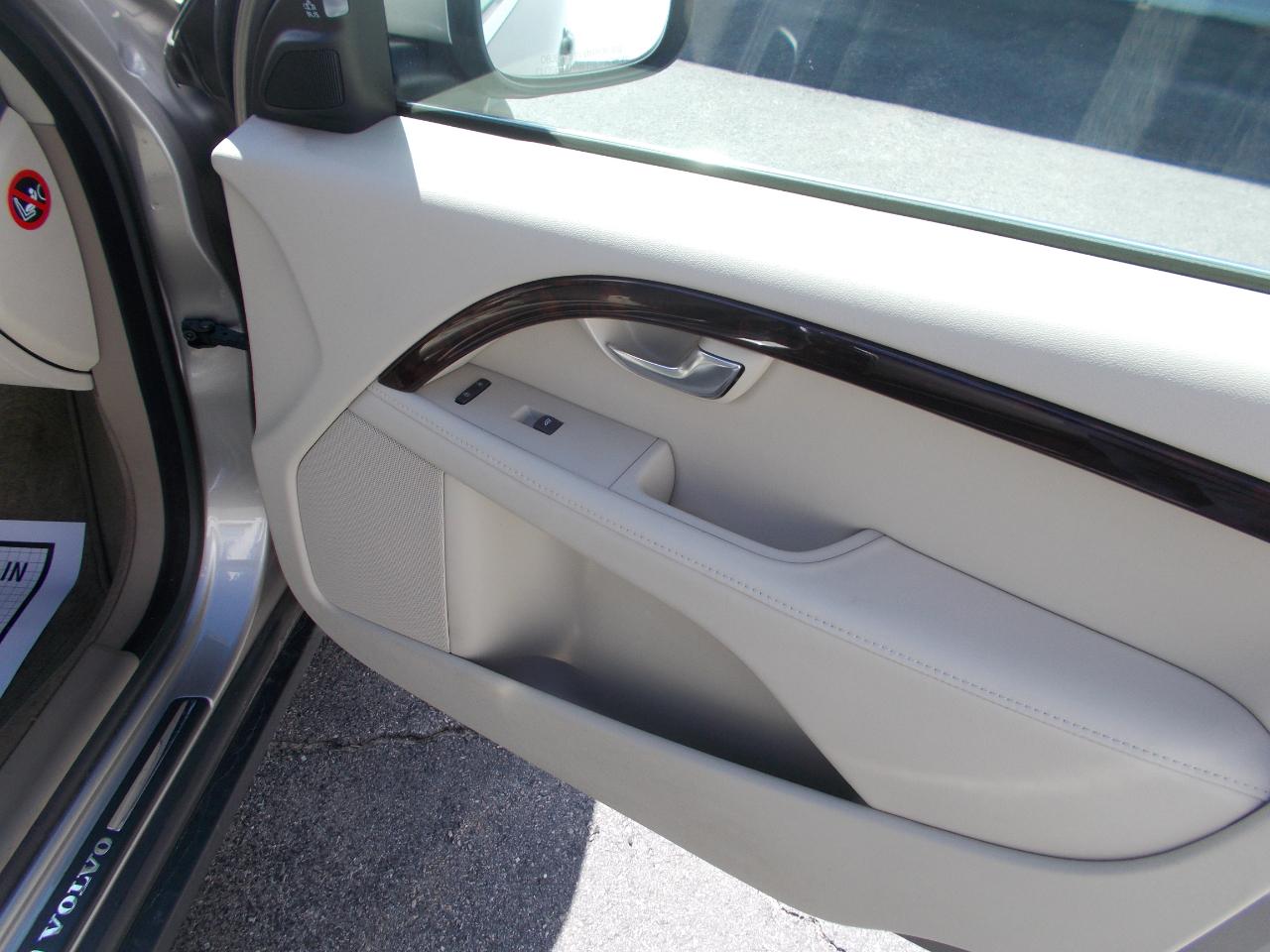 Volvo XC70 4dr Wgn 3.2L PZEV 2012