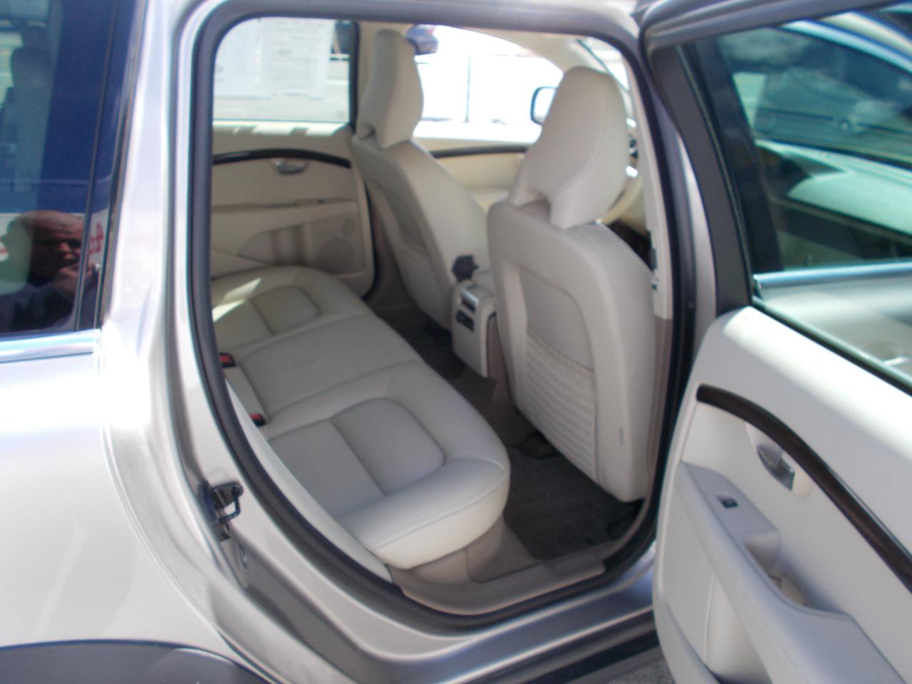 Volvo XC70 4dr Wgn 3.2L PZEV 2012