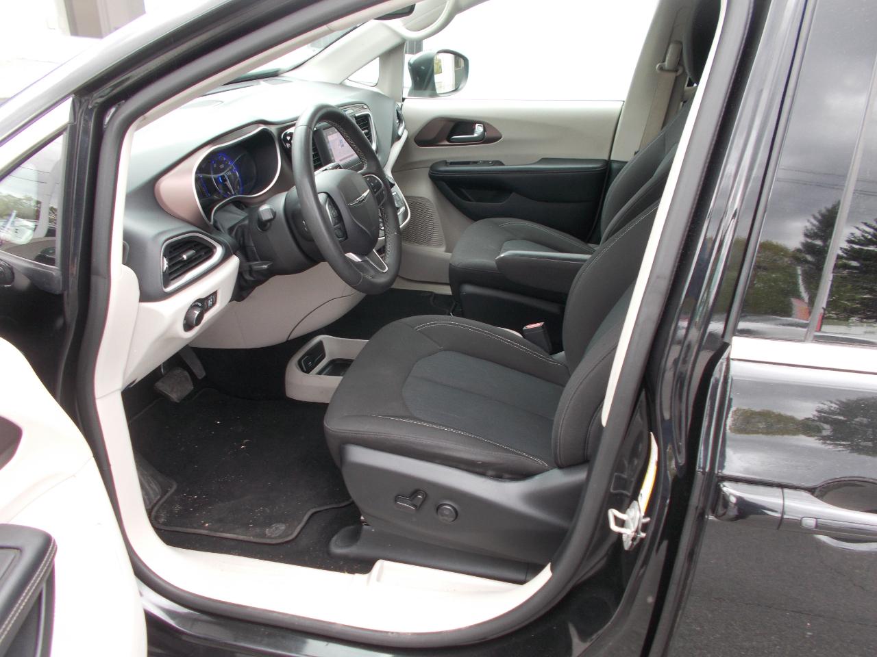 Chrysler Voyager LX FWD 2023