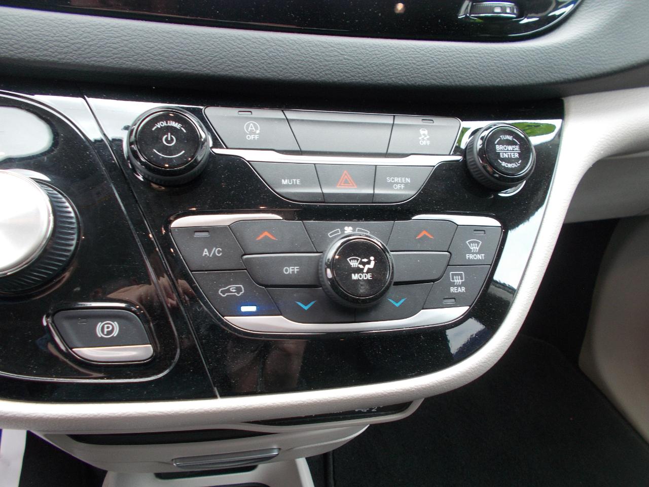 Chrysler Voyager LX FWD 2023