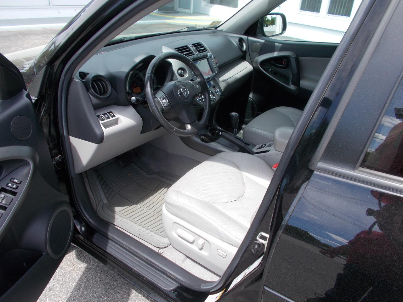 Toyota RAV4 4WD 4dr V6 5-Spd AT Ltd (Natl) 2010