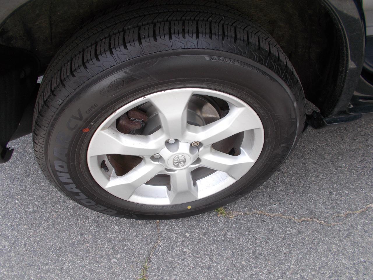 Toyota RAV4 4WD 4dr V6 5-Spd AT Ltd (Natl) 2010