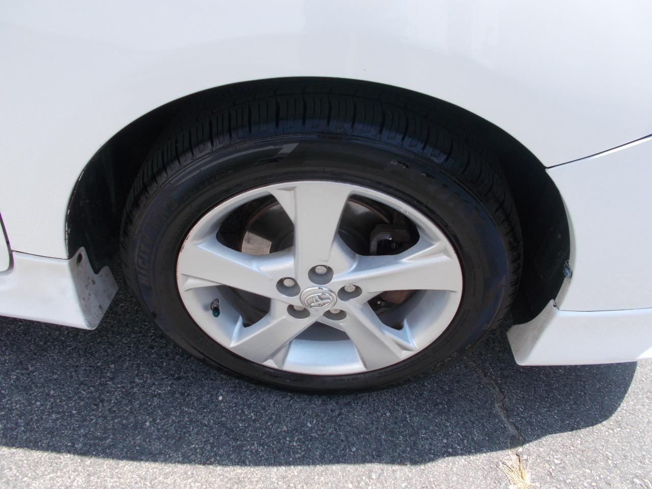 Toyota Corolla 4dr Sdn Auto LE (Natl) 2012