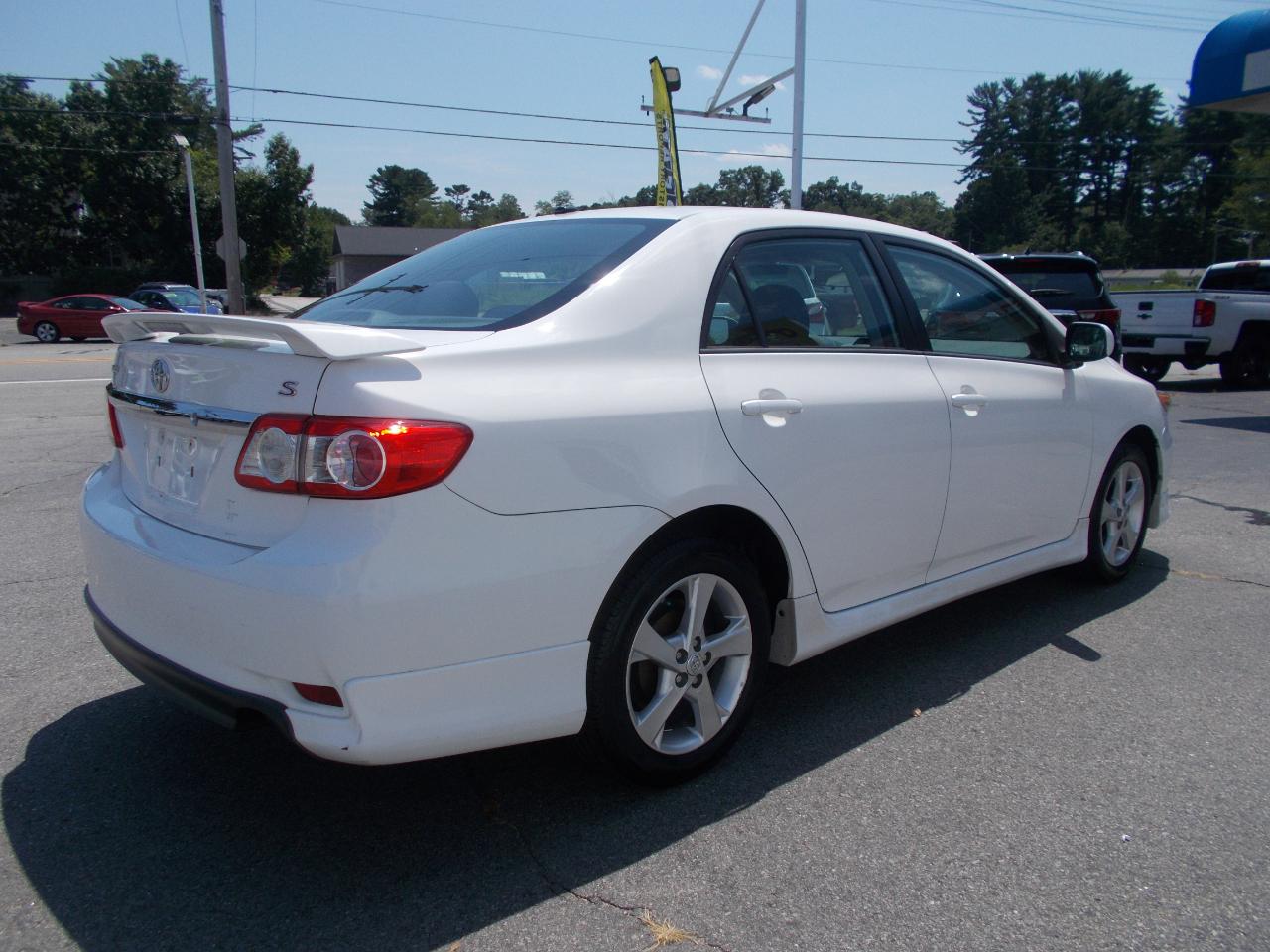 Toyota Corolla 4dr Sdn Auto LE (Natl) 2012