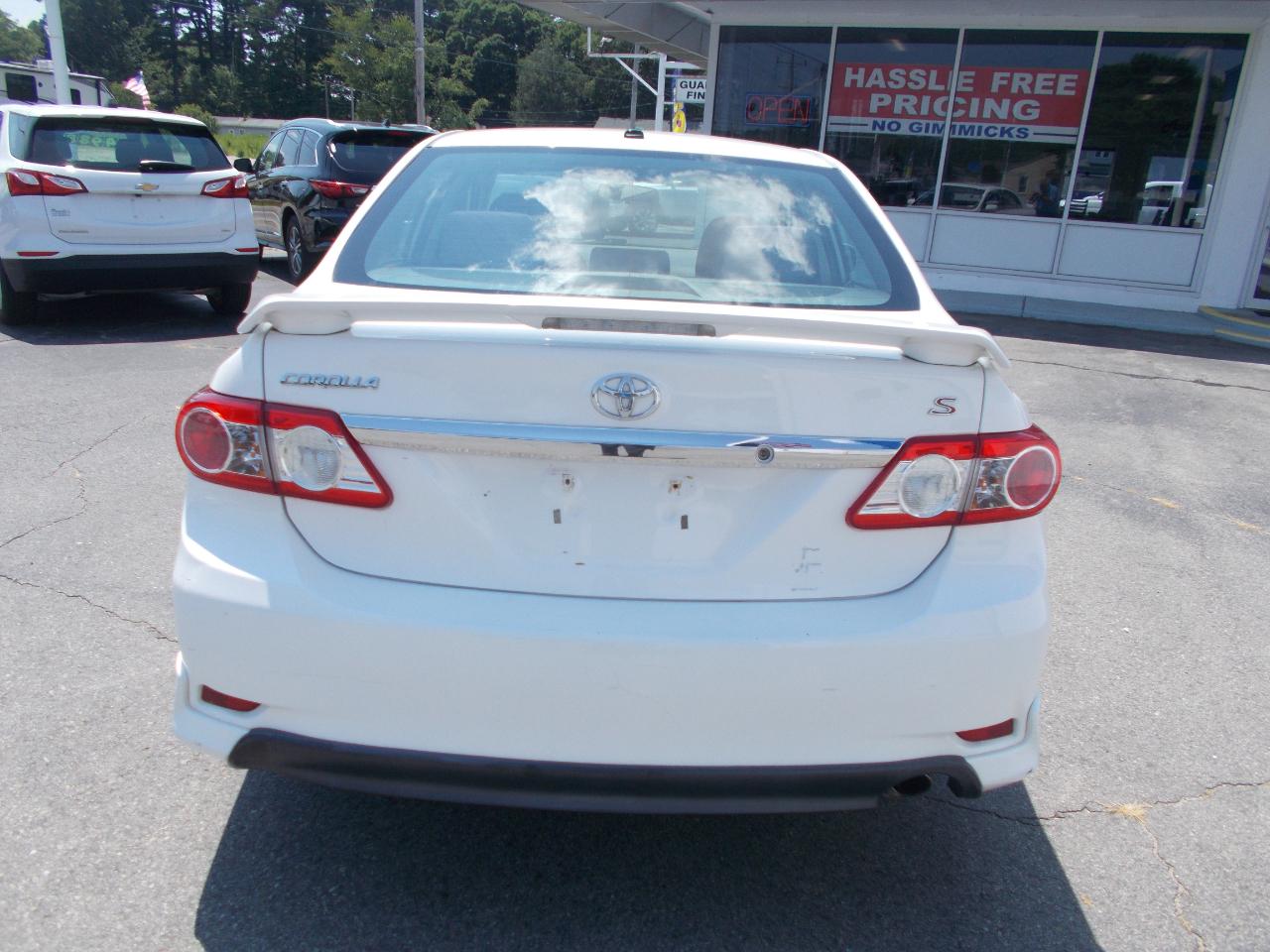 Toyota Corolla 4dr Sdn Auto LE (Natl) 2012
