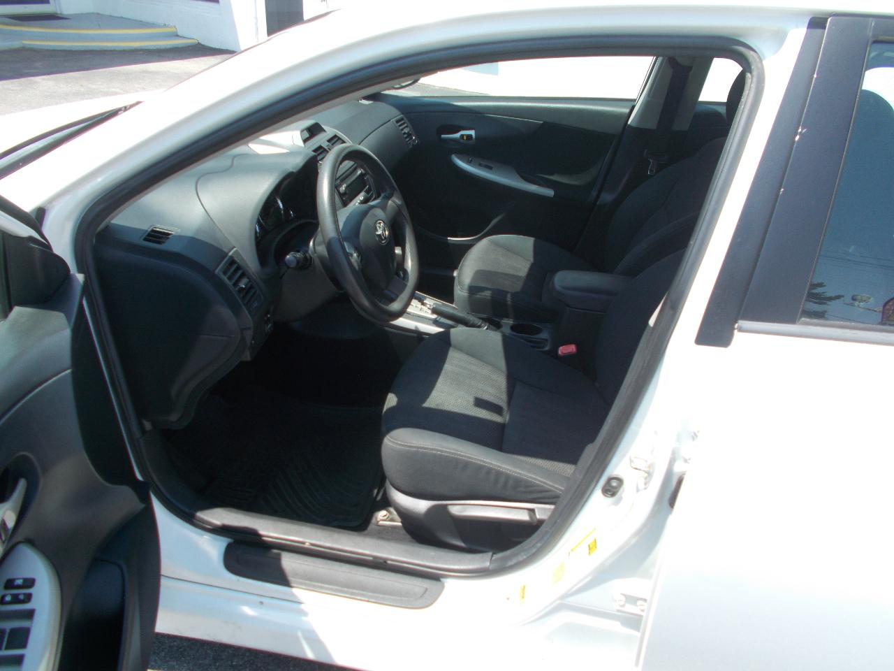 Toyota Corolla 4dr Sdn Auto LE (Natl) 2012
