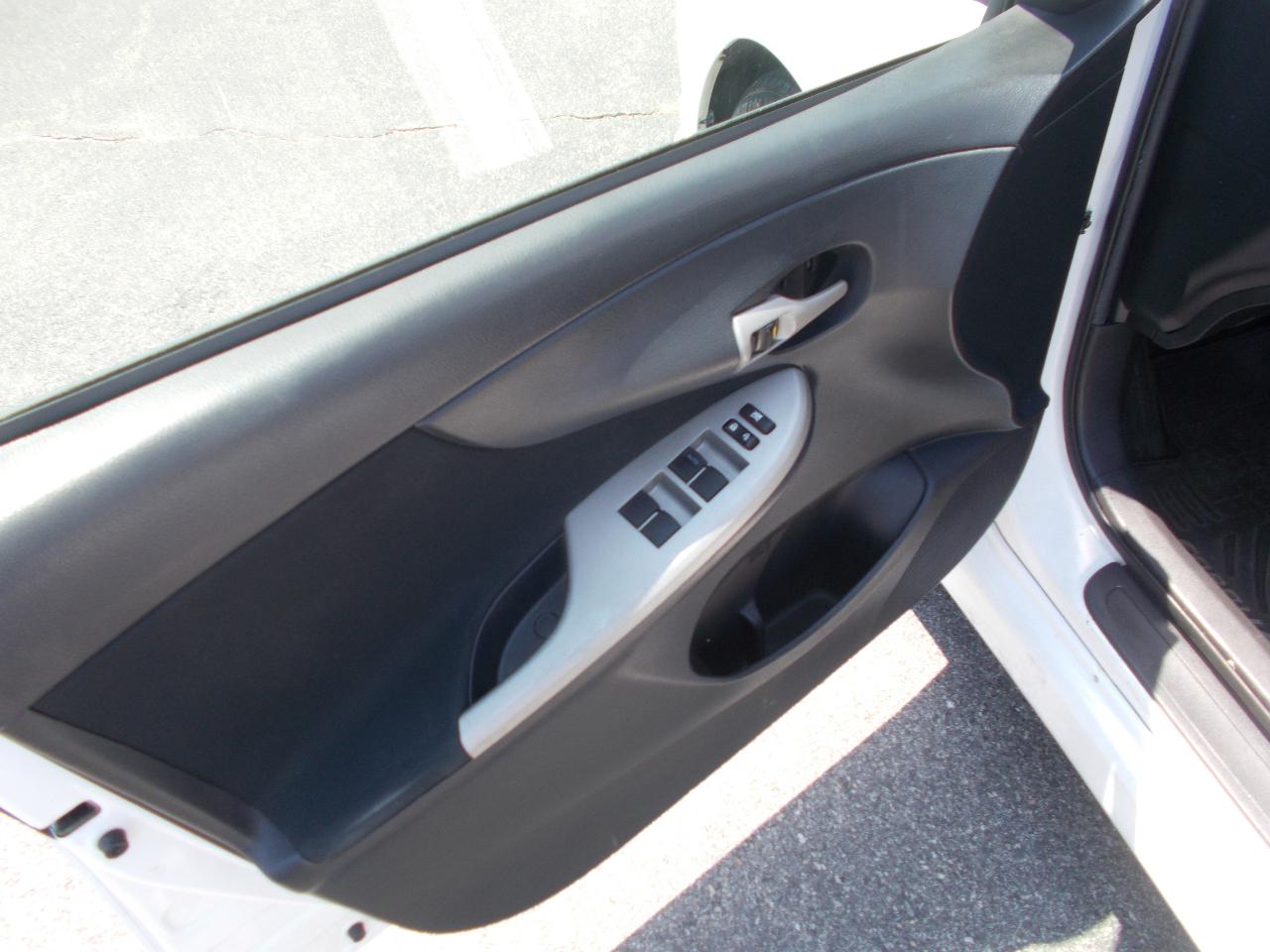 Toyota Corolla 4dr Sdn Auto LE (Natl) 2012