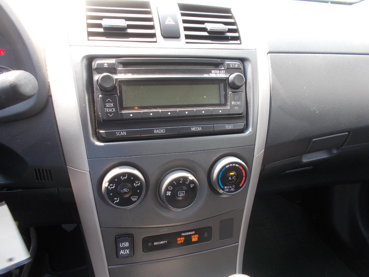 Toyota Corolla 4dr Sdn Auto LE (Natl) 2012