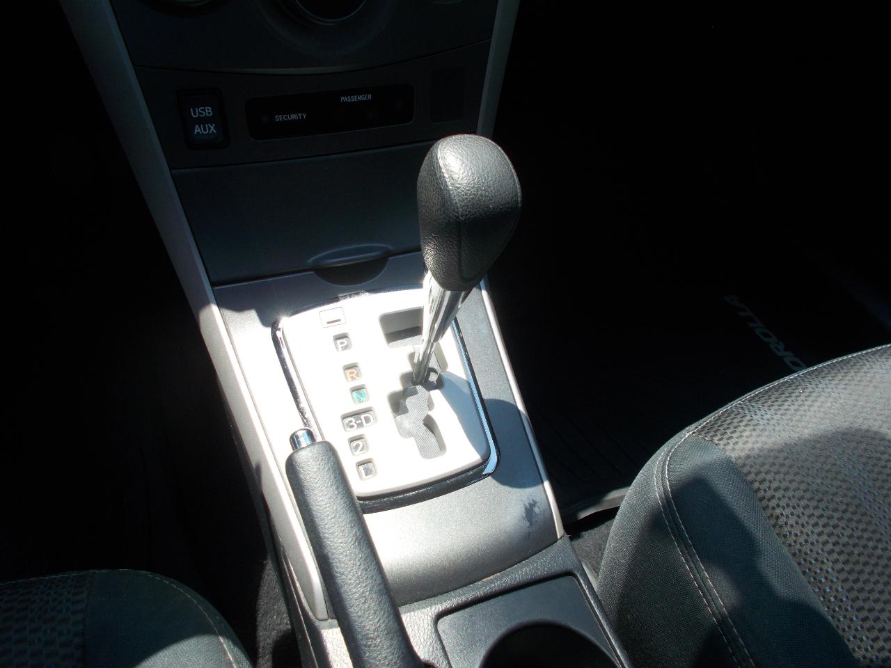 Toyota Corolla 4dr Sdn Auto LE (Natl) 2012