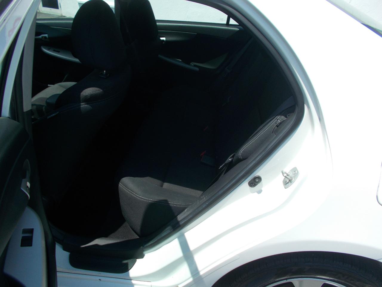 Toyota Corolla 4dr Sdn Auto LE (Natl) 2012