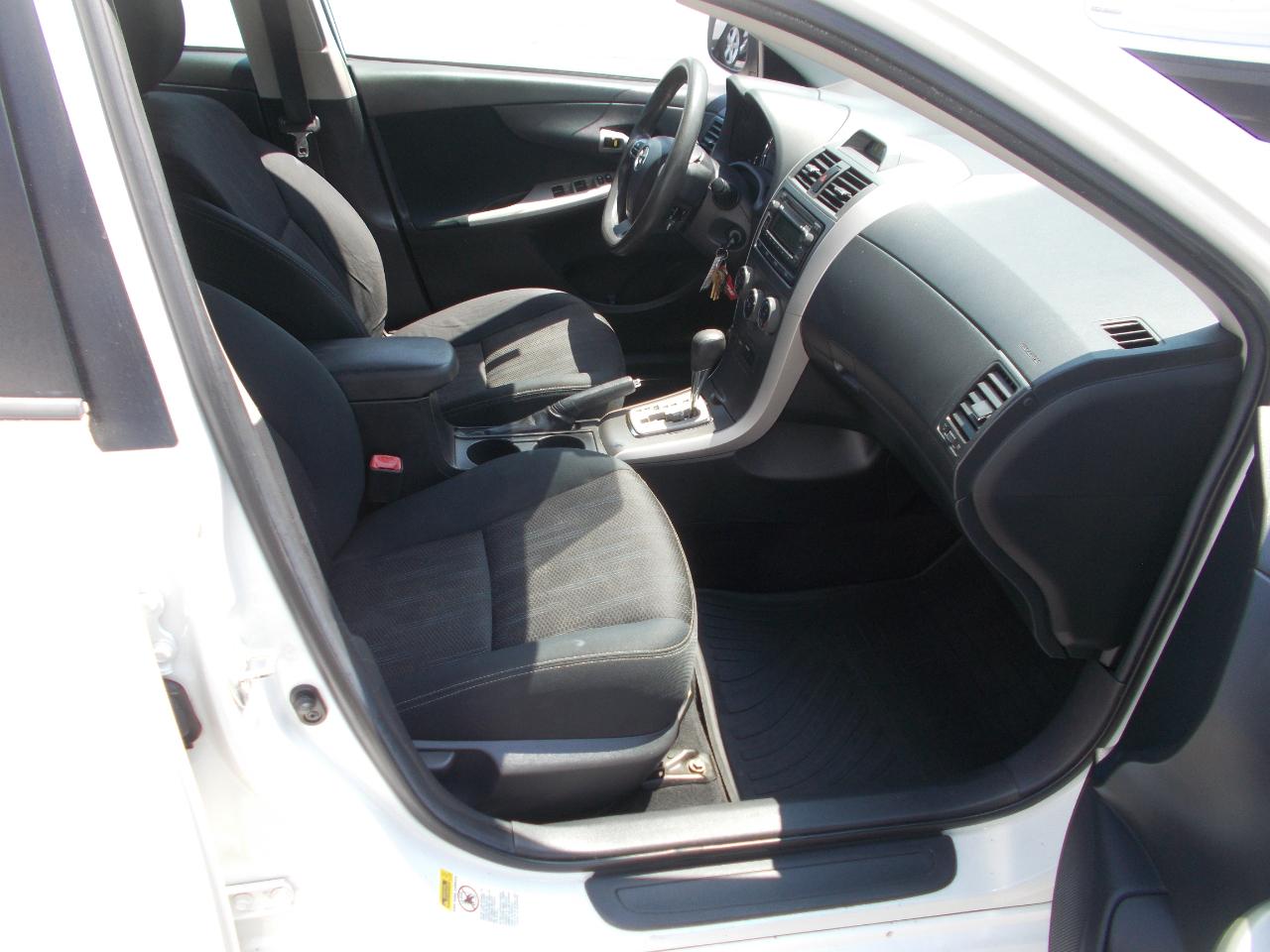 Toyota Corolla 4dr Sdn Auto LE (Natl) 2012