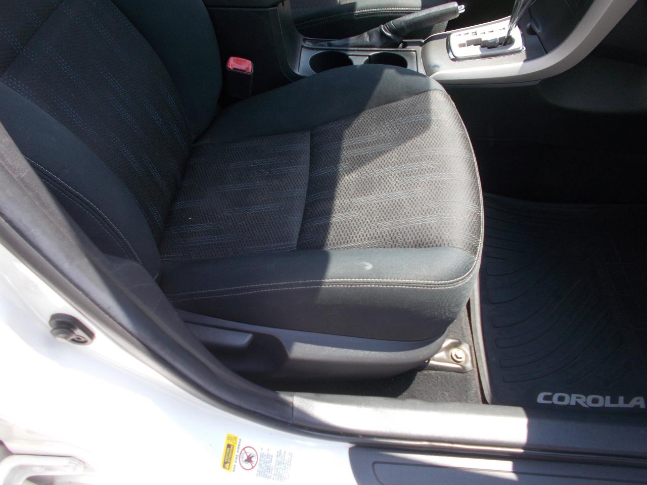 Toyota Corolla 4dr Sdn Auto LE (Natl) 2012
