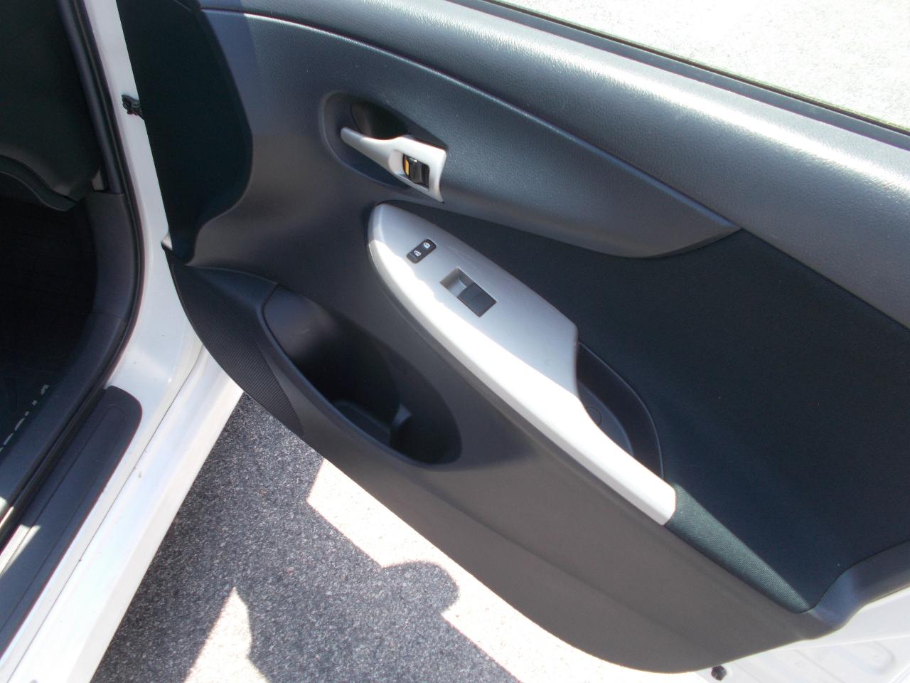 Toyota Corolla 4dr Sdn Auto LE (Natl) 2012