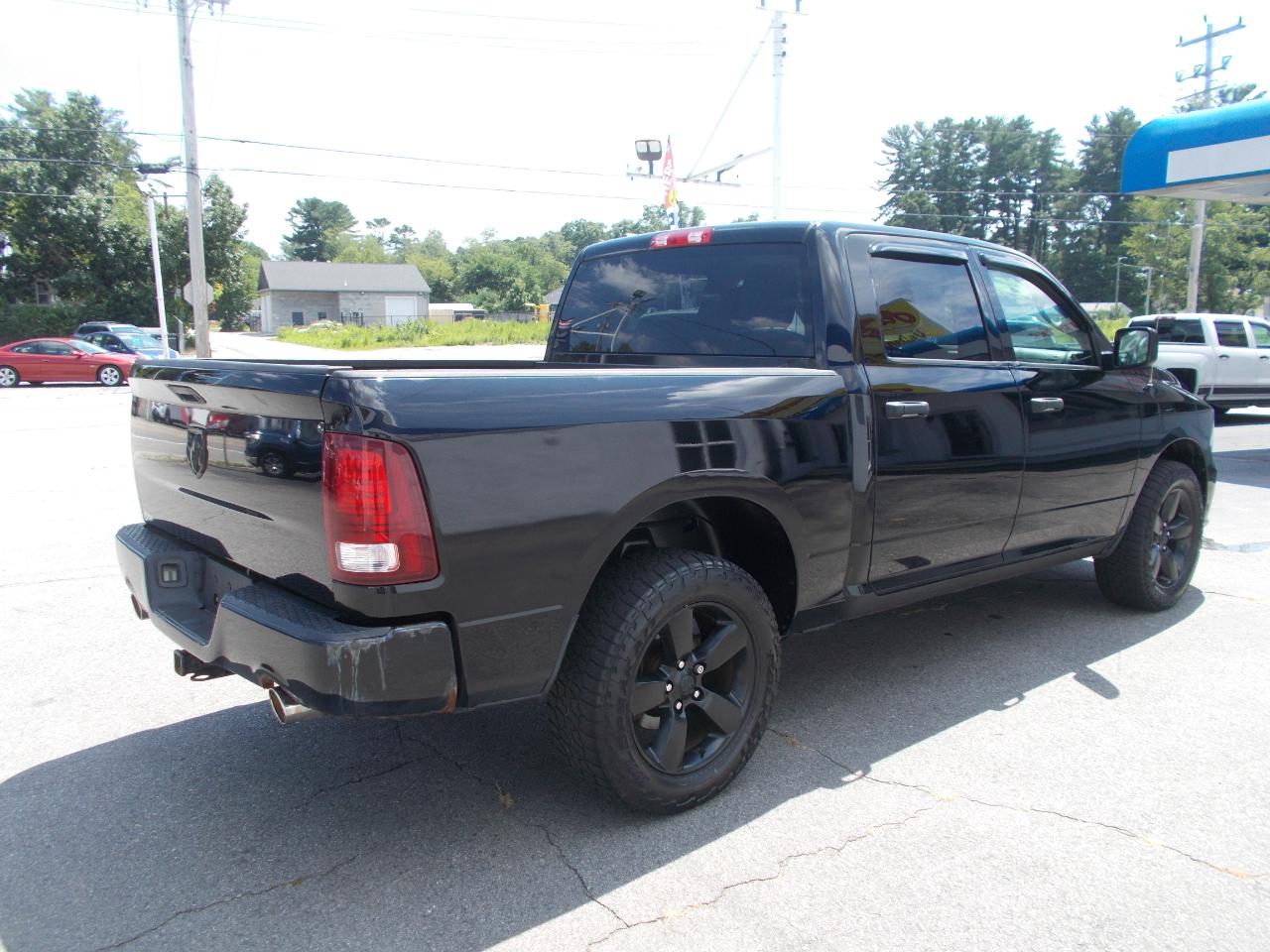 RAM 1500 4WD Crew Cab 140.5" Express 2014