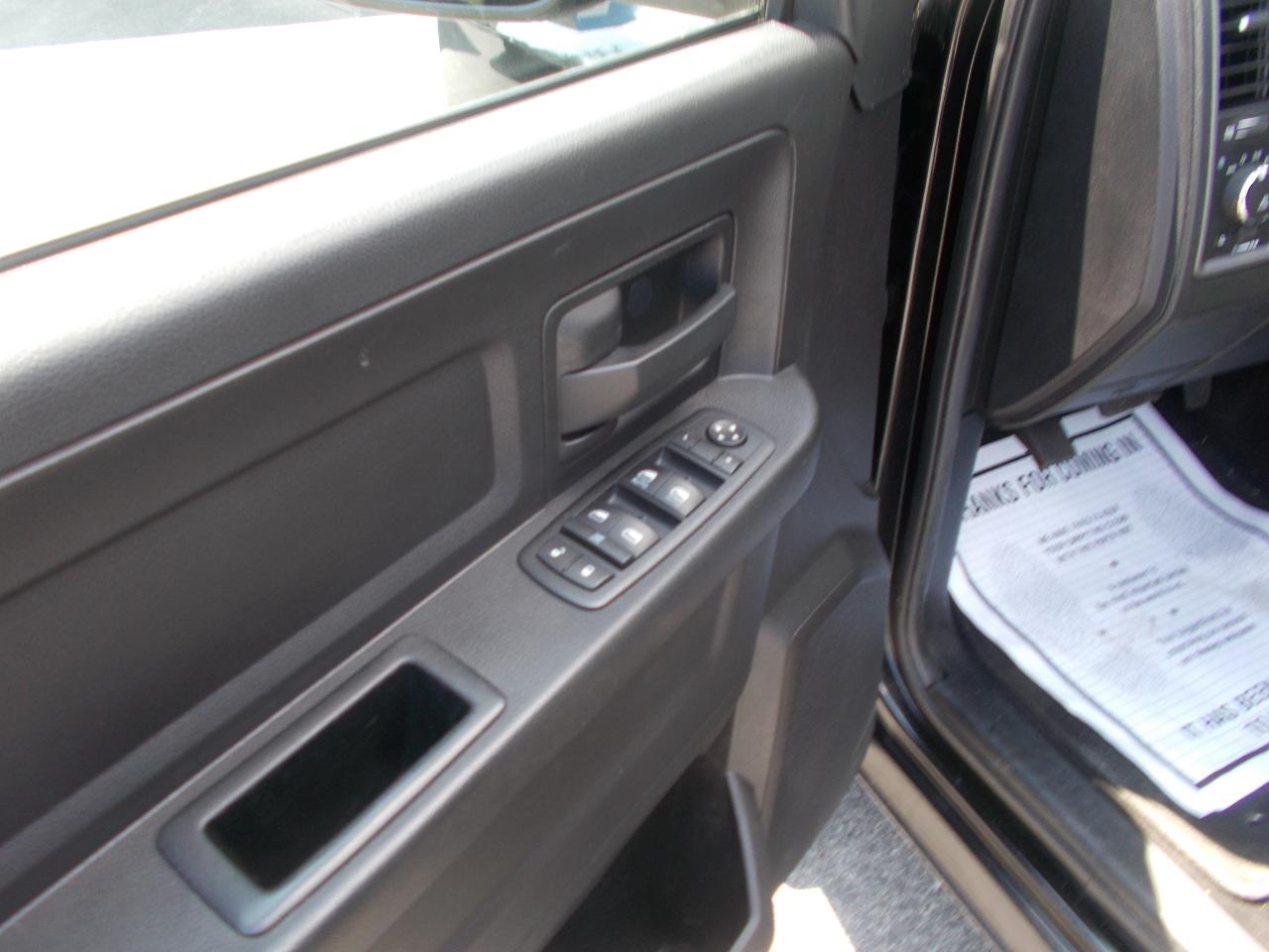 RAM 1500 4WD Crew Cab 140.5" Express 2014