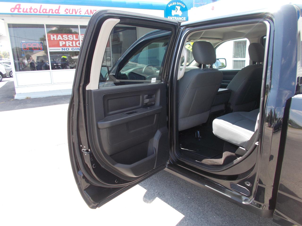 RAM 1500 4WD Crew Cab 140.5" Express 2014