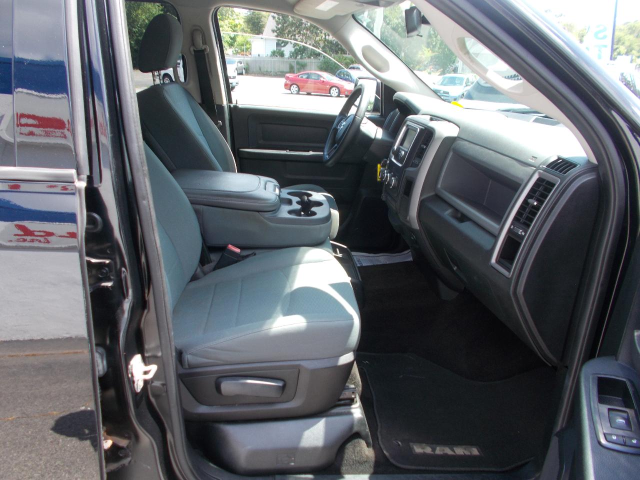 RAM 1500 4WD Crew Cab 140.5" Express 2014