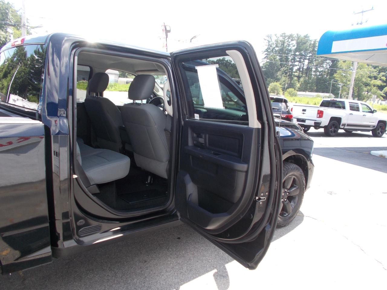 RAM 1500 4WD Crew Cab 140.5" Express 2014