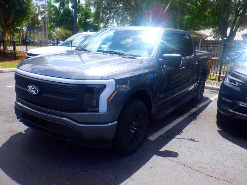 Ford F-150 Lightning  2025
