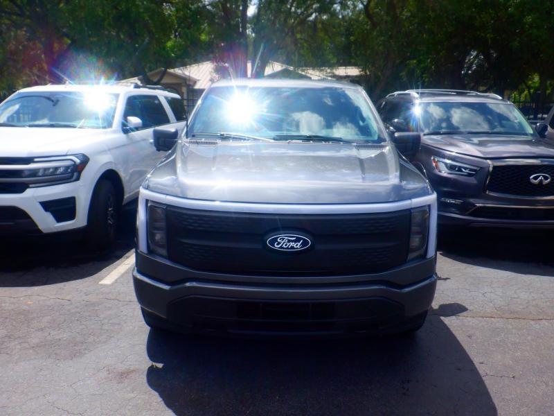 Ford F-150 Lightning  2025
