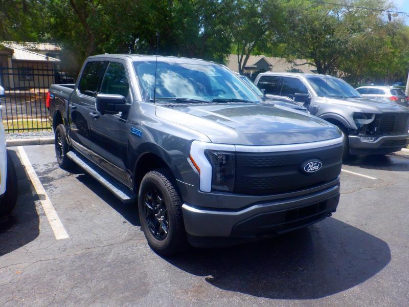 Ford F-150 Lightning  2025