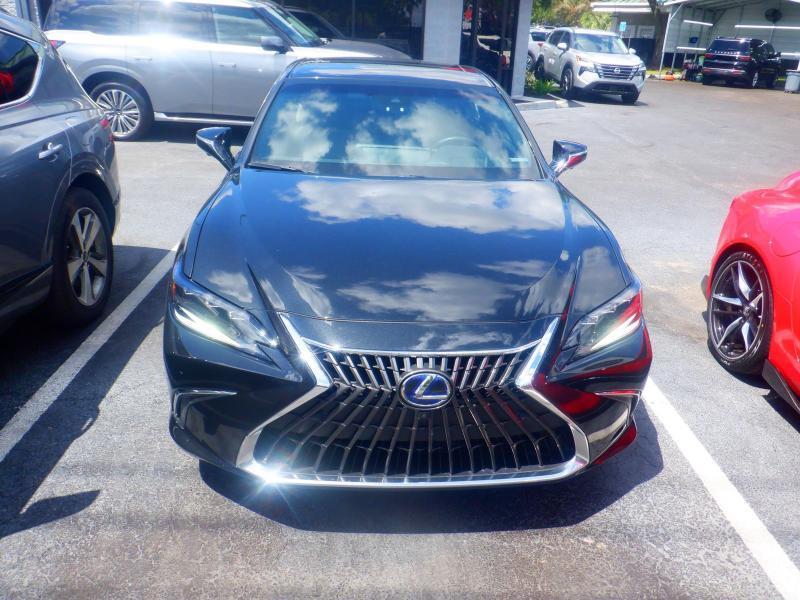 Lexus ES 300h Ultra Luxury 2022