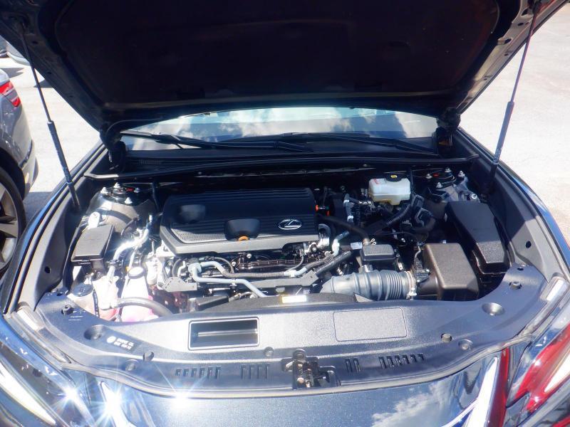 Lexus ES 300h Ultra Luxury 2022