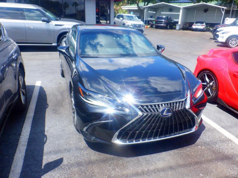 Lexus ES 300h Ultra Luxury 2022