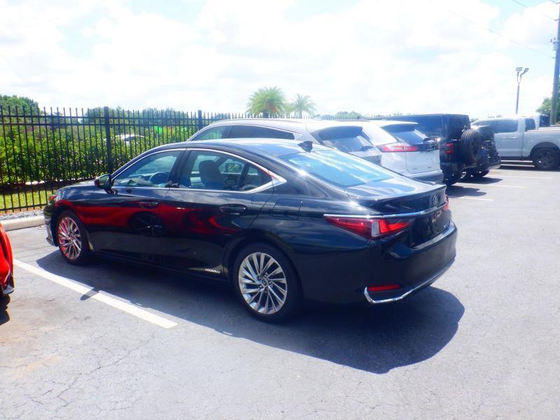 Lexus ES 300h Ultra Luxury 2022