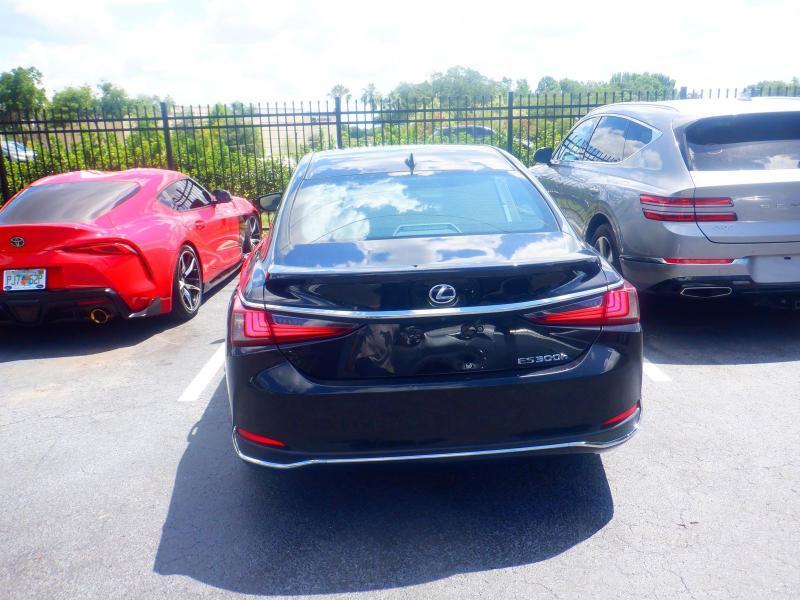 Lexus ES 300h Ultra Luxury 2022