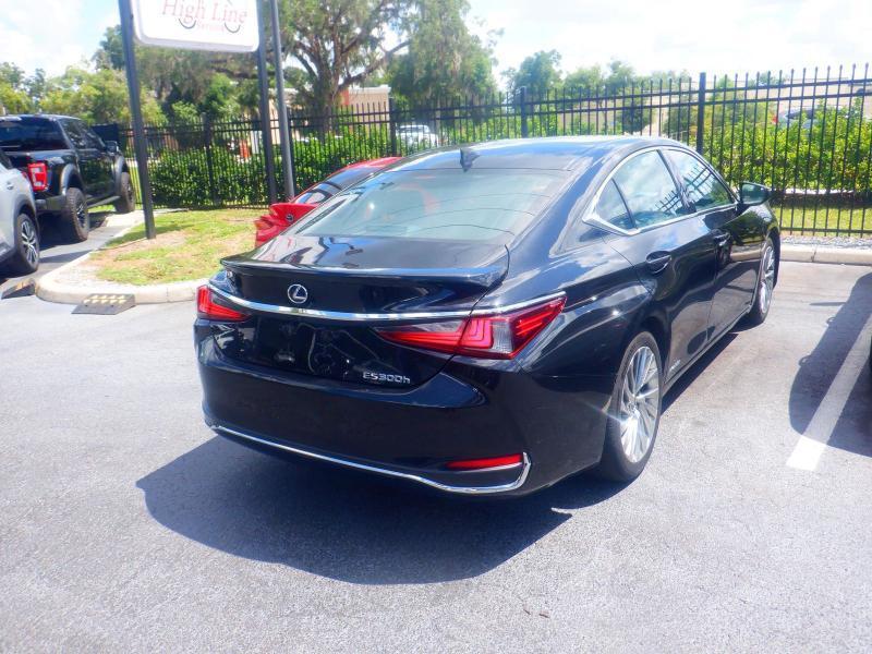 Lexus ES 300h Ultra Luxury 2022