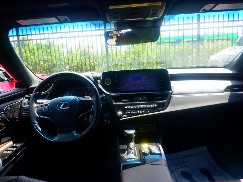 Lexus ES 300h Ultra Luxury 2022
