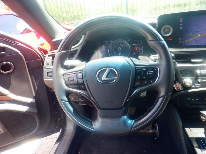 Lexus ES 300h Ultra Luxury 2022