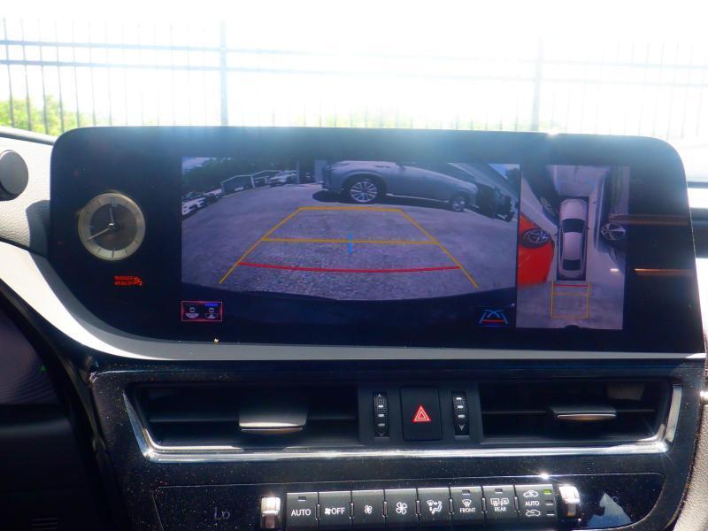 Lexus ES 300h Ultra Luxury 2022