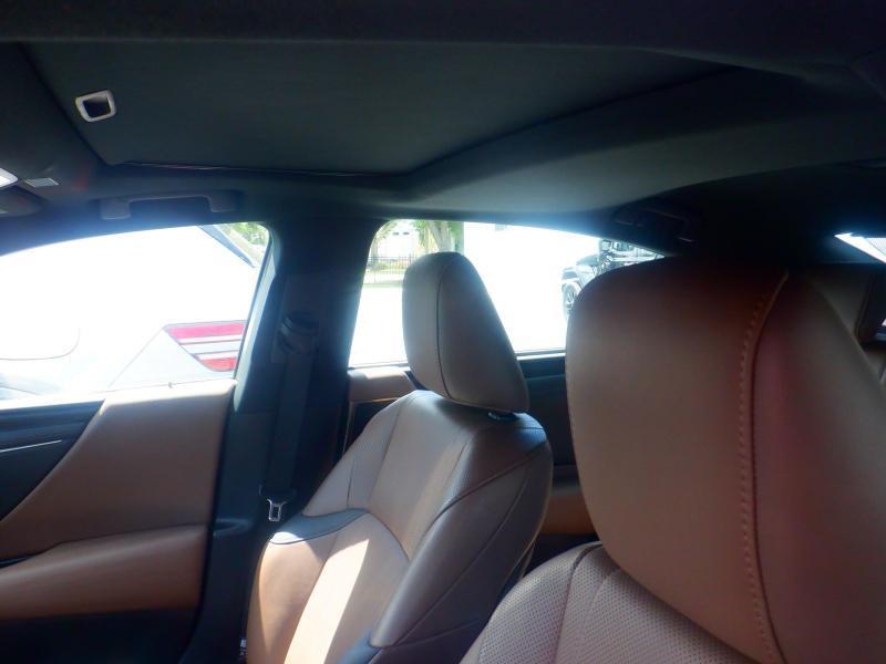 Lexus ES 300h Ultra Luxury 2022