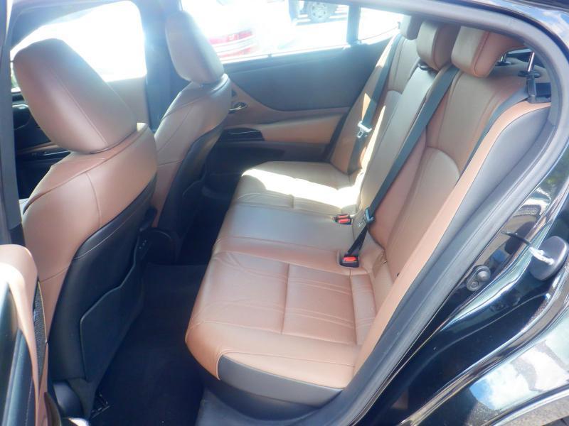 Lexus ES 300h Ultra Luxury 2022