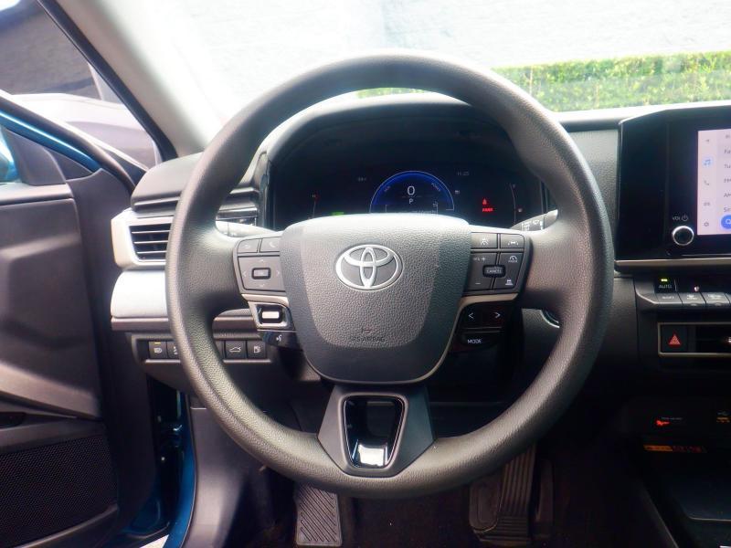 Toyota Camry Hybrid LE 2025