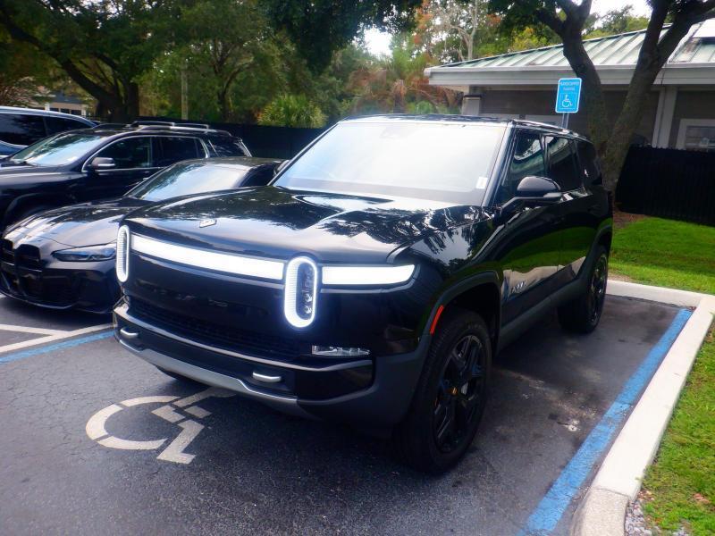 Rivian R1S  2024