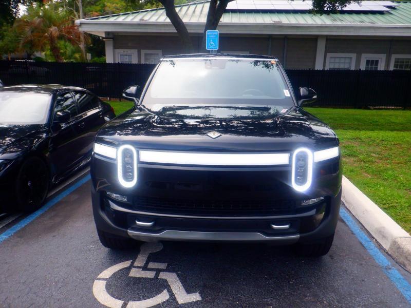 Rivian R1S  2024