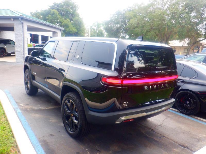 Rivian R1S  2024