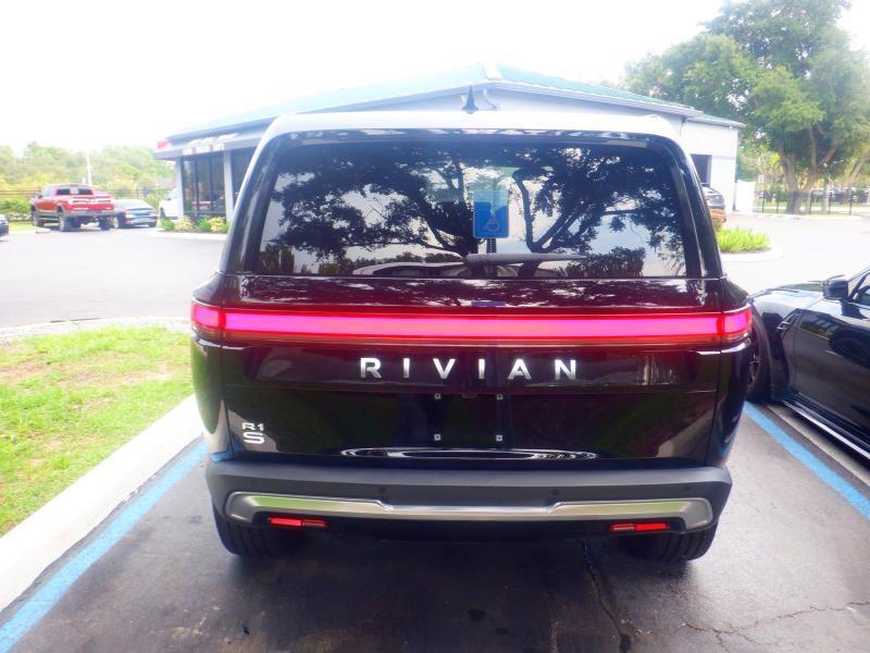 Rivian R1S  2024