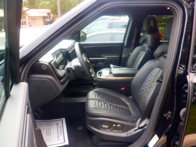 Rivian R1S  2024