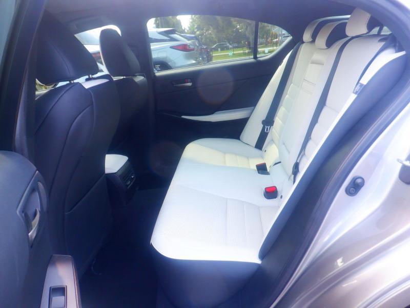 Lexus IS  2022