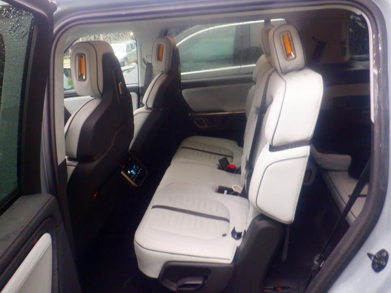 Rivian R1S  2024