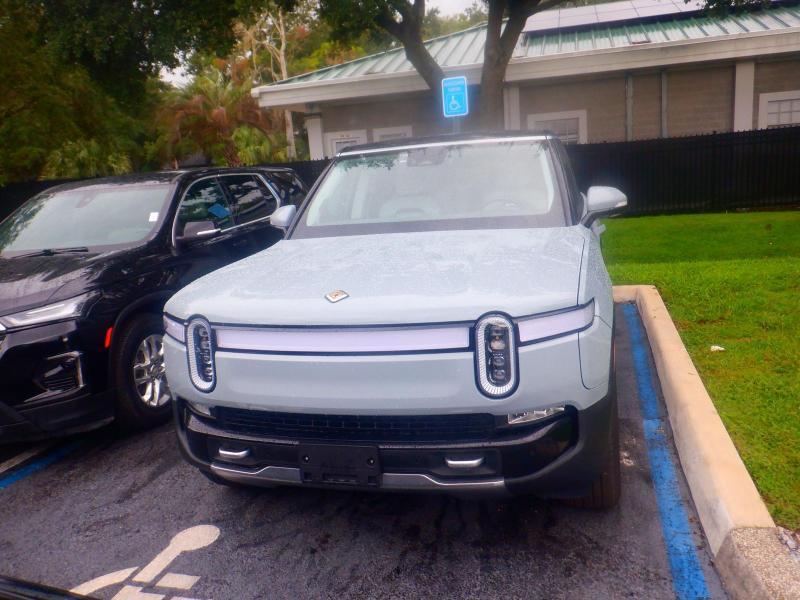 Rivian R1S  2024