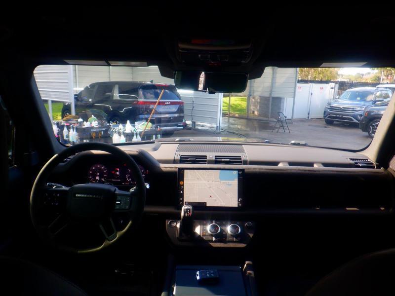 Land Rover Defender  2024